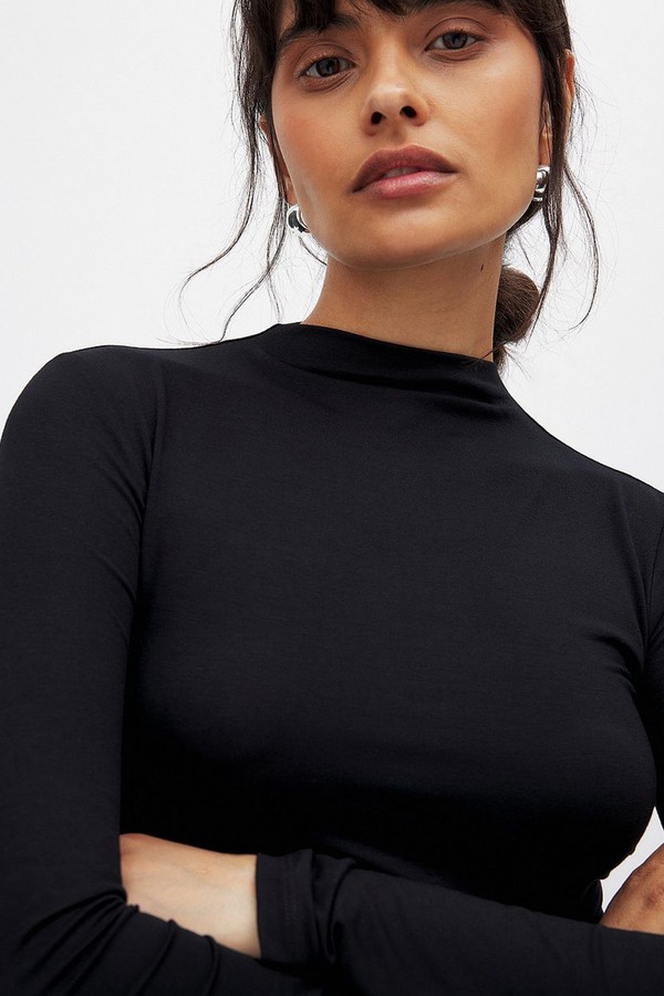 Soft Line Funnel Neck Long Sleeve Top